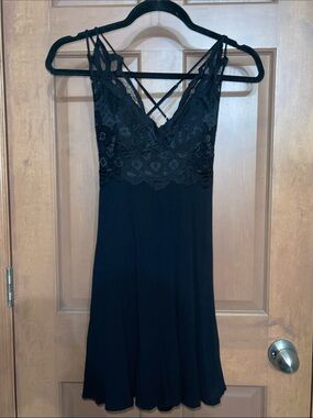Mi Amore Black Lace V‑Neck Sleeveless Dress